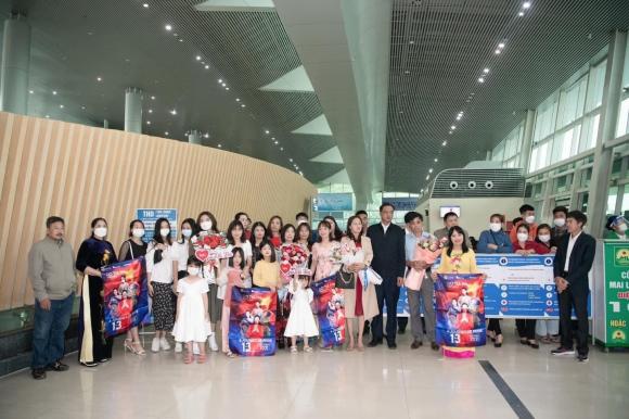 Sau khi lọt Top 13 Miss World 2021, Đỗ Thị Hà về thăm quê hương Thanh Hóa được người dân nhiệt liệt chào mừng