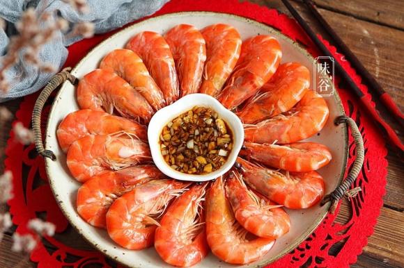 lấy chỉ tôm, loại bỏ chỉ tôm, lấy sạch chỉ tôm, làm sạch tôm, luộc tôm, lấy chỉ tôm bằng ống hút