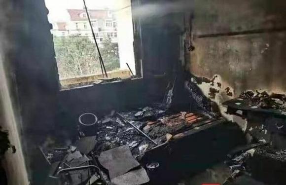 người vợ được chồng giữ tay trong vụ hỏa hoạn, người chồng cứu vợ trong hỏa hoạn, chồng giữ tay cứu vợ trong đám cháy như trên phim