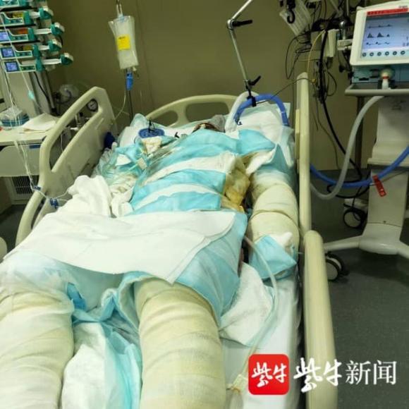 người vợ được chồng giữ tay trong vụ hỏa hoạn, người chồng cứu vợ trong hỏa hoạn, chồng giữ tay cứu vợ trong đám cháy như trên phim