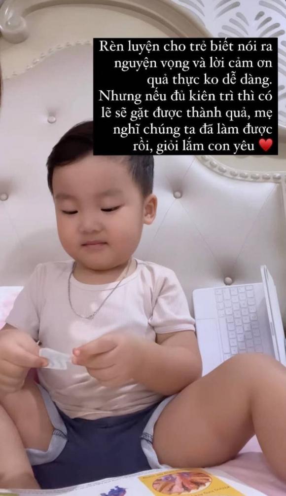 Hòa Minzy chia sẻ clip đáng yêu của bé Bo khiến dân tình "lụi tim".