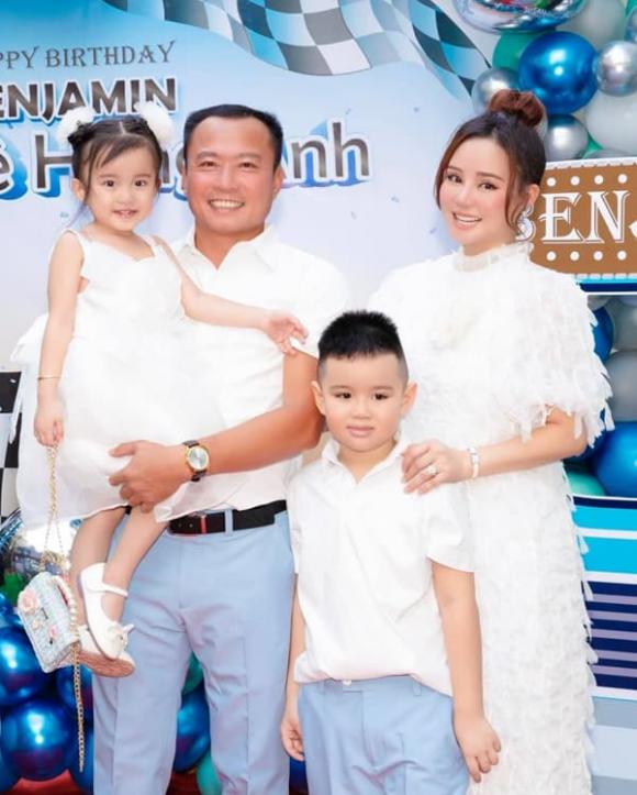 Gia đình hạnh phúc của ca sĩ Vy Oanh.