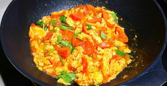 trứng sốt, trứng sốt cà chua, cà chua thái hạt lựu, cách làm trứng sốt cà chua