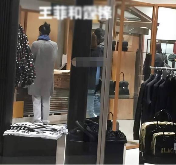 Hình ảnh được cho là của Vương Phi và Tạ Đình Phong tại một trung tâm mua sắm ở Tokyo.