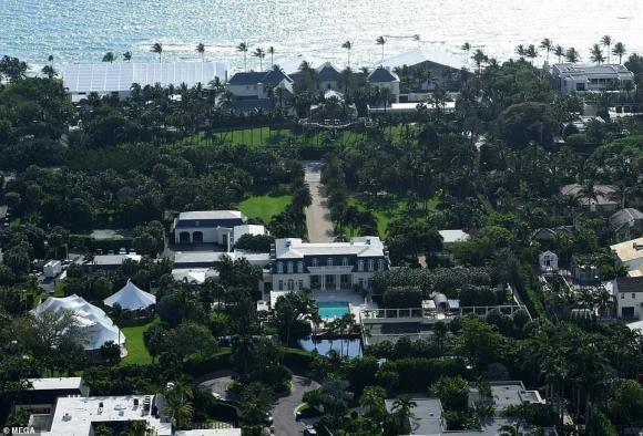 Loạt ảnh chụp từ trên không cho thấy nhà Beck-Peltz dựng ba gian nhà trước biệt thự đắt đỏ ven biển để chuẩn bị cho bữa tiệc xa hoa.