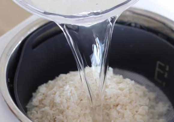 vo gạo, vo gạo nấu cơm, nên vo gạo bao nhiêu lần, vo gạo khi nấu cơm, nấu cơm ngon