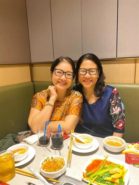 Mẹ ruột và mẹ chồng Lê Phương chụp ảnh cùng nhau. Cả hai chứng tỏ mối quan hệ sui gia rất thân mật và quý mến nhau.