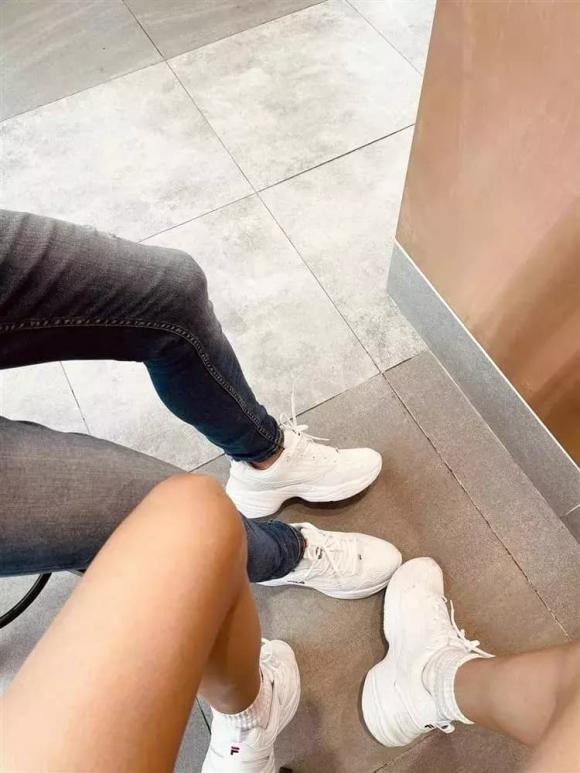 á hậu Hoàng Thùy, sao Việt