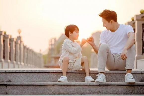 ông bố tiêu cực, nuôi dạy trẻ, tổn thương trẻ
