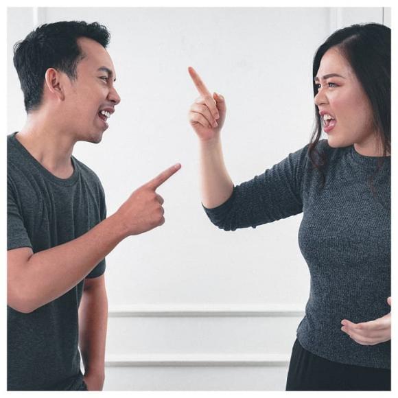 dấu hiệu người yêu thao túng, thao túng cảm xúc, người yêu thao túng tình cảm
