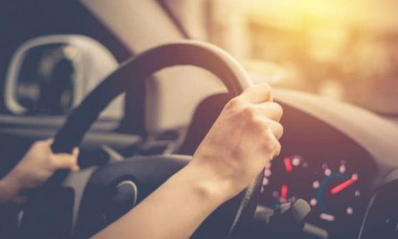 mở khóa xe ô tô, cách mở khóa xe, bỏ quên chìa khóa trong xe 