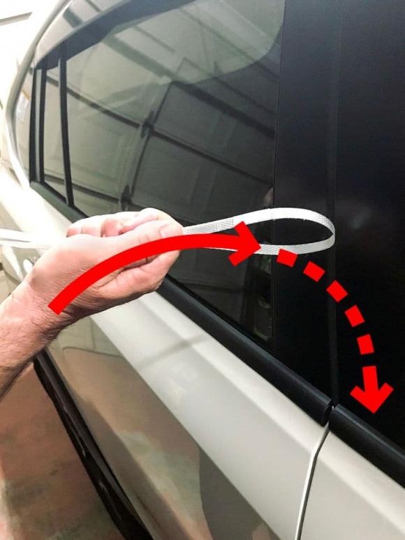 mở khóa xe ô tô, cách mở khóa xe, bỏ quên chìa khóa trong xe 