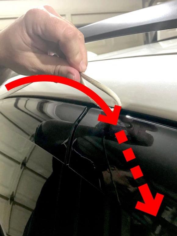 mở khóa xe ô tô, cách mở khóa xe, bỏ quên chìa khóa trong xe 
