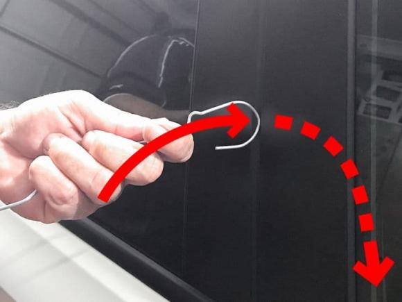 mở khóa xe ô tô, cách mở khóa xe, bỏ quên chìa khóa trong xe 