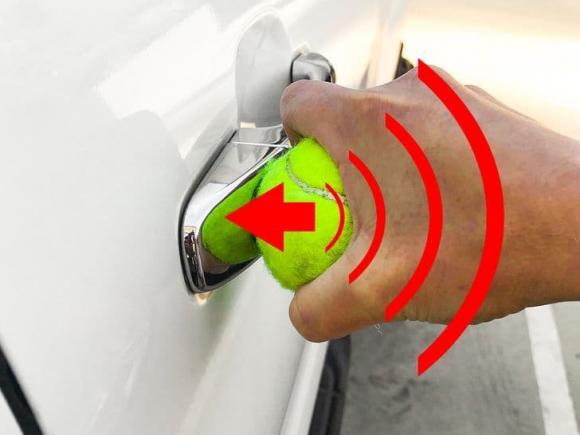 mở khóa xe ô tô, cách mở khóa xe, bỏ quên chìa khóa trong xe 