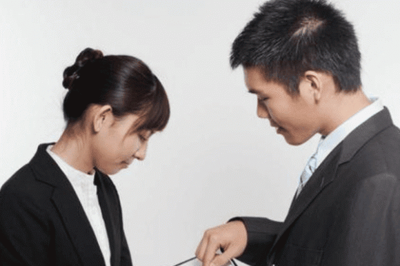 công sở, môi trường công sở, làm gì khi phải làm việc với người mình ghét