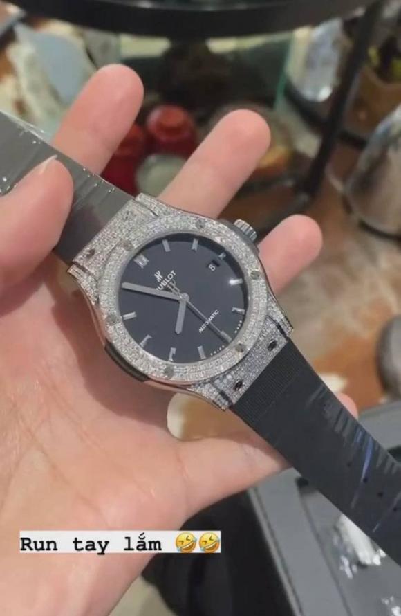 Em trai Hòa Minzy khoe đồng hồ vừa mới "tậu".