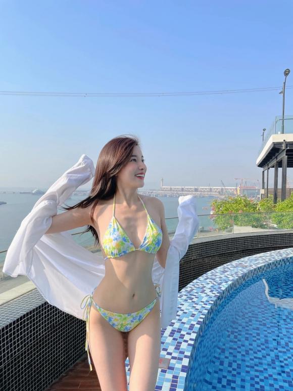 Cao Thái Hà diện bikini cực bén khoe nhan sắc bùng nổ, body dạo này ngày càng đỉnh của chóp