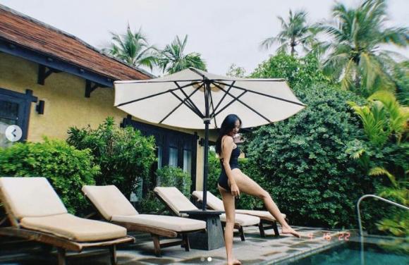Văn Mai Hương diện bikini thả dáng bên hồ bơi, dân tình nhìn vòng 3 mà ‘nhức mắt’