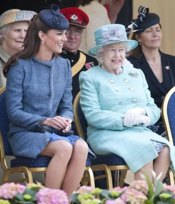 thời trang , thời trang sao, phong cách thời trang của Kate Middleton, phong cách thời trang, thời trang của nữ hoàng Anh Elizabeth II