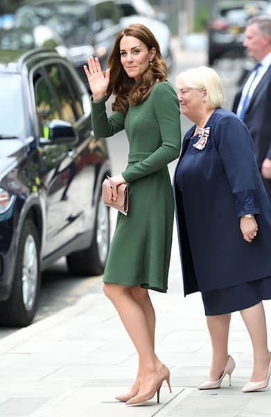thời trang, thời trang sao, công nương Kate, công nương Kate đeo túi xách bên tay trái, cầm túi xách bên tay trái