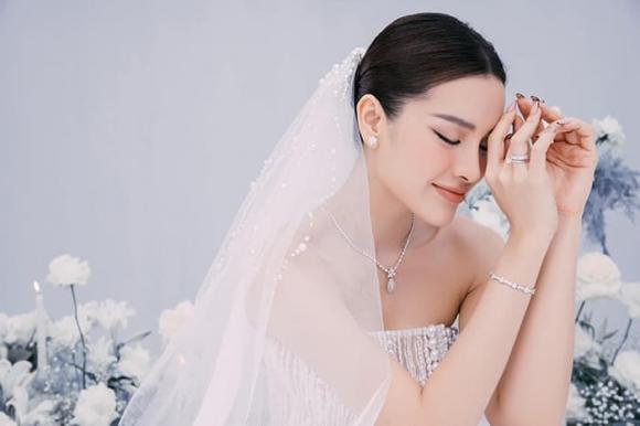 Phương Trinh Jolie cùng bạn trai Lý Bình đi thử váy cưới gây choáng thiết  kế hở cực sốc