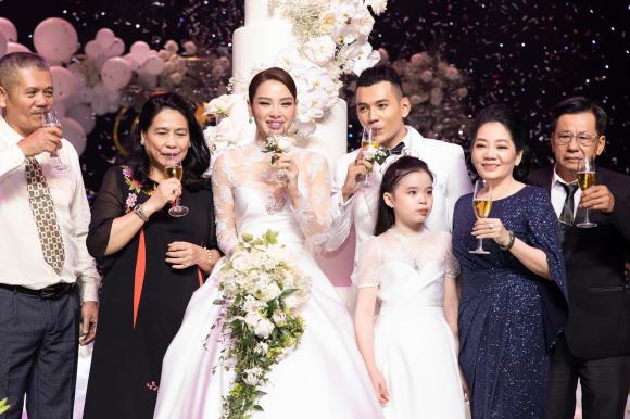 Phương Trinh Jolie và Lý Bình trong hôn lễ. Con gái của nữ diễn viên lần đầu lộ diện.