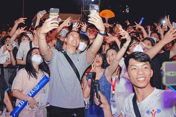 1_Fanny Trần - Vũ Thịnh_resize.png 1 Janus Campus Tour, Vũ Thịnh - Fanny Trần, Changmie, Trí thịt boà, giới trẻ