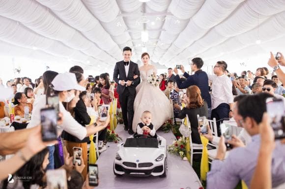 Hồ Tấn Tài và Hiếu Phạm công khai có con trai trong đám cưới.
