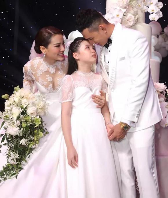 Hôn lễ lãng mạn của Lý Bình và Phương Trinh Jolie càng thêm đặc biệt khi có sự chứng kiến của bé Mia, con gái riêng của nữ diễn viên