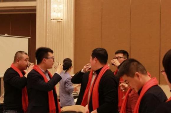 kỹ năng giao tiếp, giao tiếp nơi công sở, giao tiếp trong các bữa tiệc