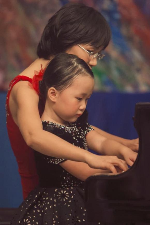 Cô bé còn có năng khiếu nghệ thuật khi biết chơi đàn piano cực điêu luyện