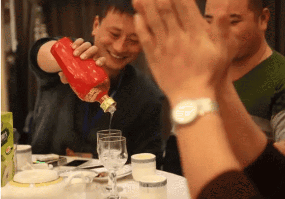 loại người không nên kết giao, bàn rượu, những người nên tránh xa