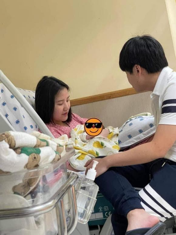 Phan Thành và vợ tiểu thư hạnh phúc khi mới chào đón con đầu lòng.