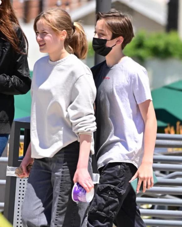 Knox và Vivienne,con của Angelina Jolie, sao hollywood 