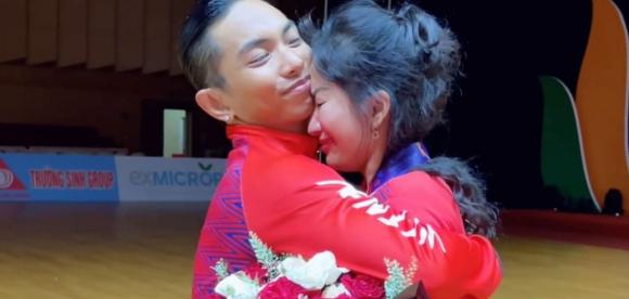 Sau khi công bố giải, Khánh Thi lập tức òa khóc nức nở và ôm chầm lấy chồng vì quá mừng vui tự hào.