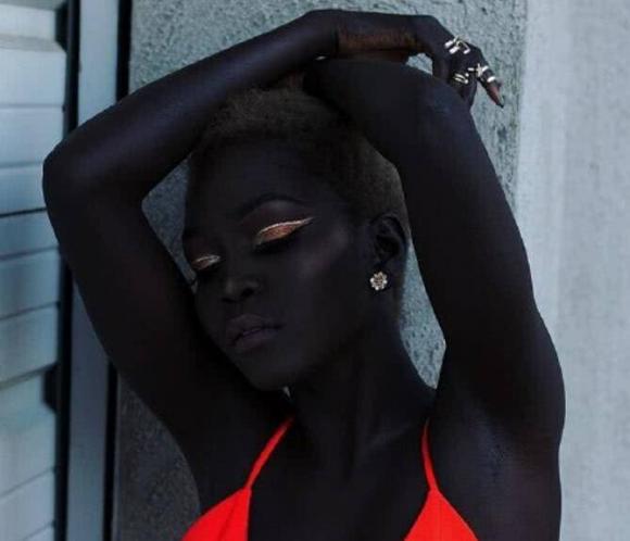 Nữ thần đen châu Phi là một biểu tượng đẹp và mạnh mẽ. Hãy xem hình ảnh này để thấy rằng sự khác biệt và đa dạng là điều cần thiết và đáng trân trọng trong cuộc sống. Cùng với nữ thần đen châu Phi, hãy lan tỏa niềm tin và sự tự tin cho bản thân và những người xung quanh.