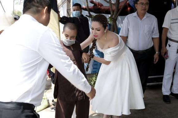 Hoa hậu Bùi Thị Hà, sao việt, tập đoàn bảo vệ Long Hoàng