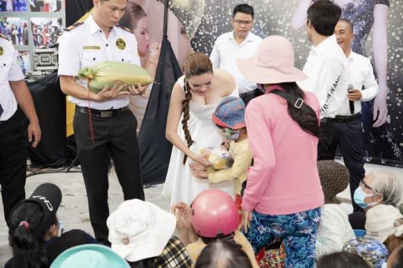 Hoa hậu Bùi Thị Hà, sao việt, tập đoàn bảo vệ Long Hoàng