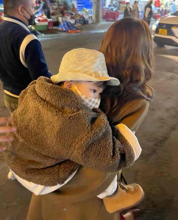 Hòa Minzy chân trần cõng con trai đi tham quan thủy cung khiến cư dân mạng xúc động