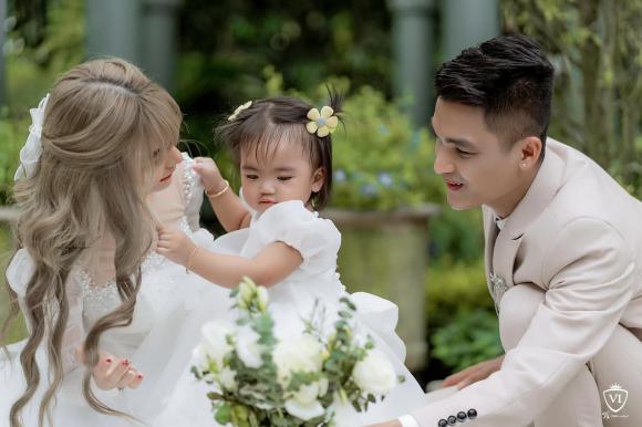 Bức ảnh cưới của Mạc Văn Khoa là hình ảnh đóng dấu cho sự bắt đầu của một gia đình mới. Với sự thanh lịch và đầy nghĩa khí, bức ảnh sẽ mang đến cho bạn cảm giác ấm áp và hạnh phúc.