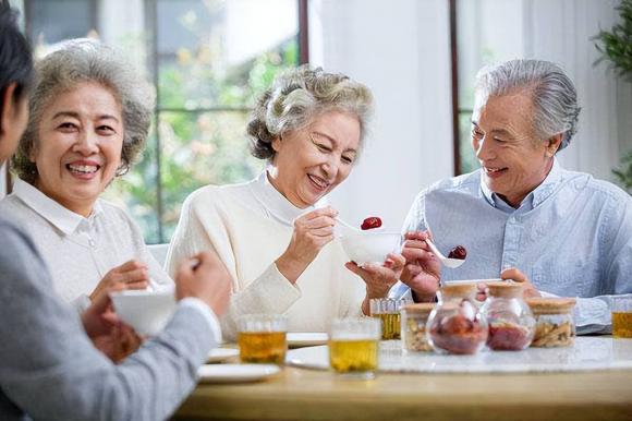 Người trung niên và cao tuổi ăn gì?
