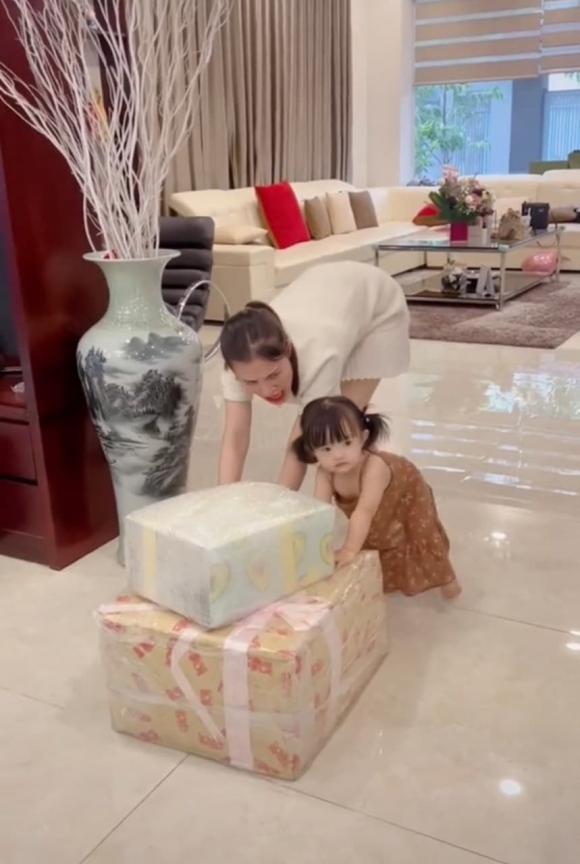 con gái đông nhi, sao việt, đông nhi 