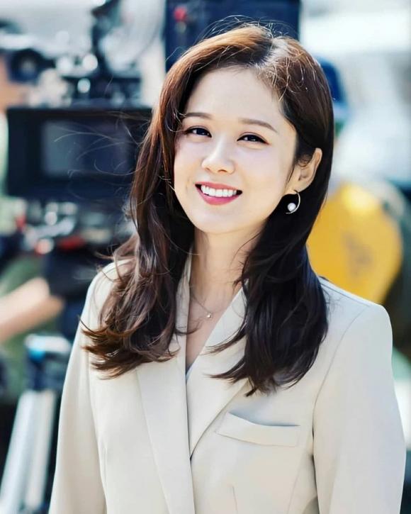 Bộ phim gần nhất của Jang Nara là "Bất động sản trừ tà" đã kết thúc từ tháng 6 năm ngoái