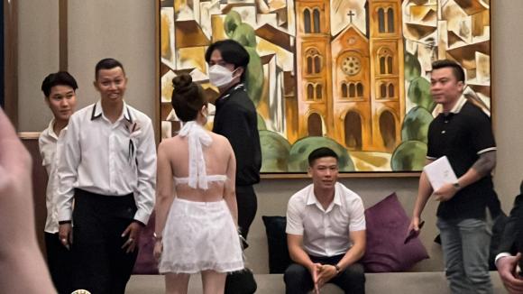 Vợ chồng Nhã Phương - Trường Giang cùng dàn sao tưng bừng đến chúc mừng hôn lễ của Mạc Văn Khoa
