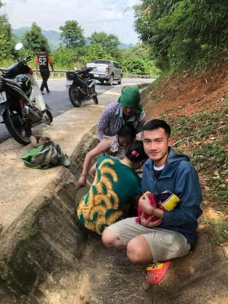 đỡ đẻ, thanh niên đỡ đẻ, đỡ đẻ ven đường, giới trẻ 