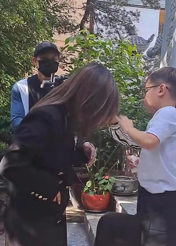 Đan Trường thân mật lau vết dơ trên mặt vợ cũ, khoảnh khắc cười đùa không khoảng cách đốn tim fan Đan Trường thân mật lau vết dơ trên mặt vợ cũ, khoảnh khắc cười đùa không khoảng cách đốn tim fan