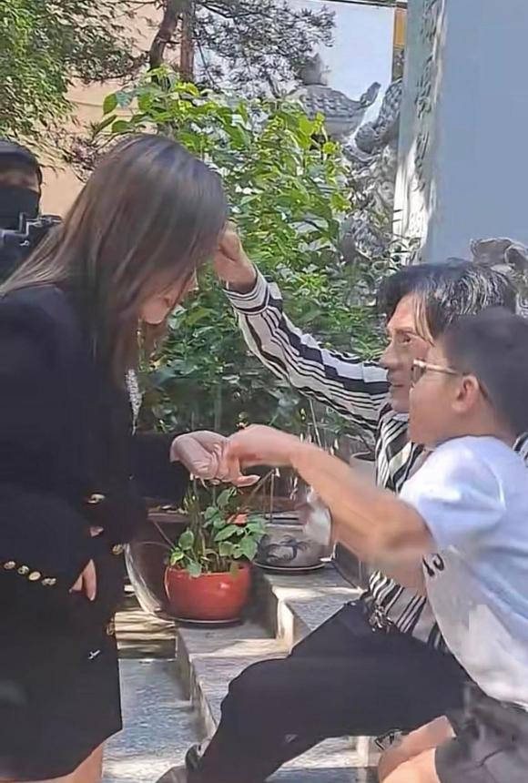 Đan Trường thân mật lau vết dơ trên mặt vợ cũ, khoảnh khắc cười đùa không khoảng cách đốn tim fan Đan Trường thân mật lau vết dơ trên mặt vợ cũ, khoảnh khắc cười đùa không khoảng cách đốn tim fan