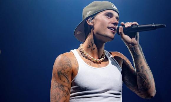  justin bieber, justin bieber bị liệt nửa mặt, justin bieber mắc bệnh, hailey bieber, hailey baldwin