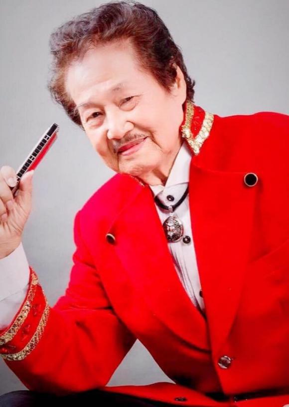 Nghệ sĩ Tòng Sơn nổi tiếng với biệt tài thổi harmonica bằng mũi qua đời ở tuổi 92
